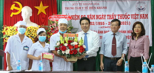 Ông Nguyễn Khắc Toàn chúc mừng tập thể cán bộ, y, bác sĩ, người lao động Trung tâm Y tế huyện Diên Khánh