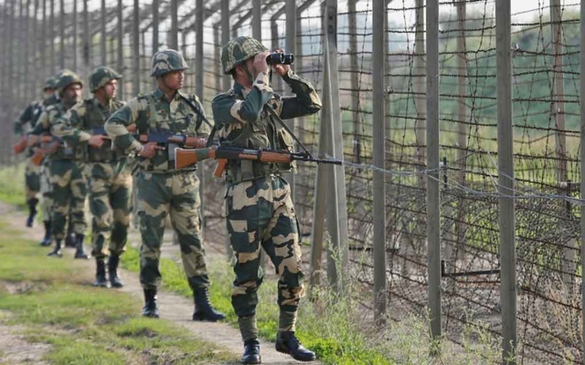 Binh sỹ Ấn Độ tuần tra khu vực hàng rào biên giới với Pakistan năm 2019. Ảnh: Reuters