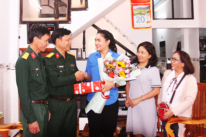 Lãnh đạo Ban Chỉ huy Quân sự TP. Nha Trang tặng quà, động viên chị Trần Nguyễn Bảo Niên trước ngày lên đường nhập ngũ.