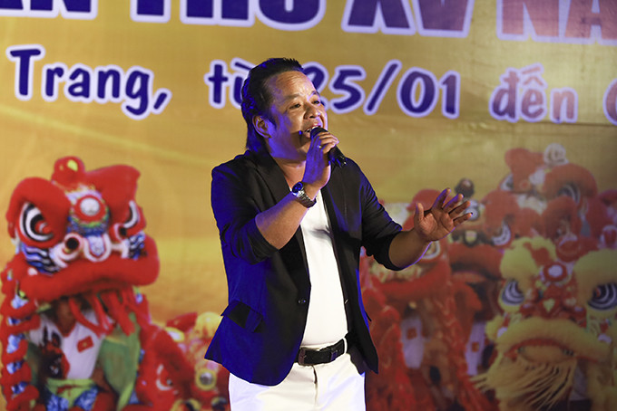 Artist Thanh Dung is performing a Bai Choi song