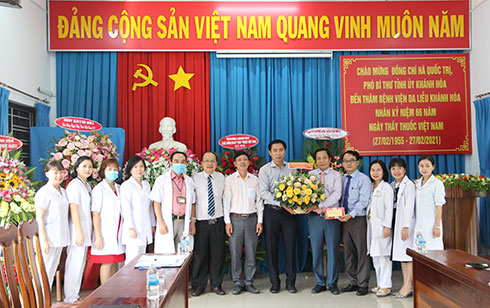 Ông Hà Quốc Trị chúc mừng đội ngũ y, bác sĩ, nhân viên y tế Bệnh viện Da liễu tỉnh.