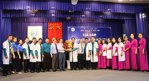 Ông Hà Quốc Trị chúc mừng đội ngũ y, bác sĩ, nhân viên y tế Bệnh viện Lao và Bệnh phổi tỉnh.