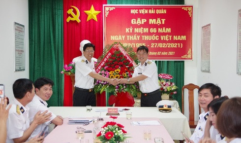 Đại tá Nguyễn Đức Nam tặng hoa chúc mừng ngành Quân y.
