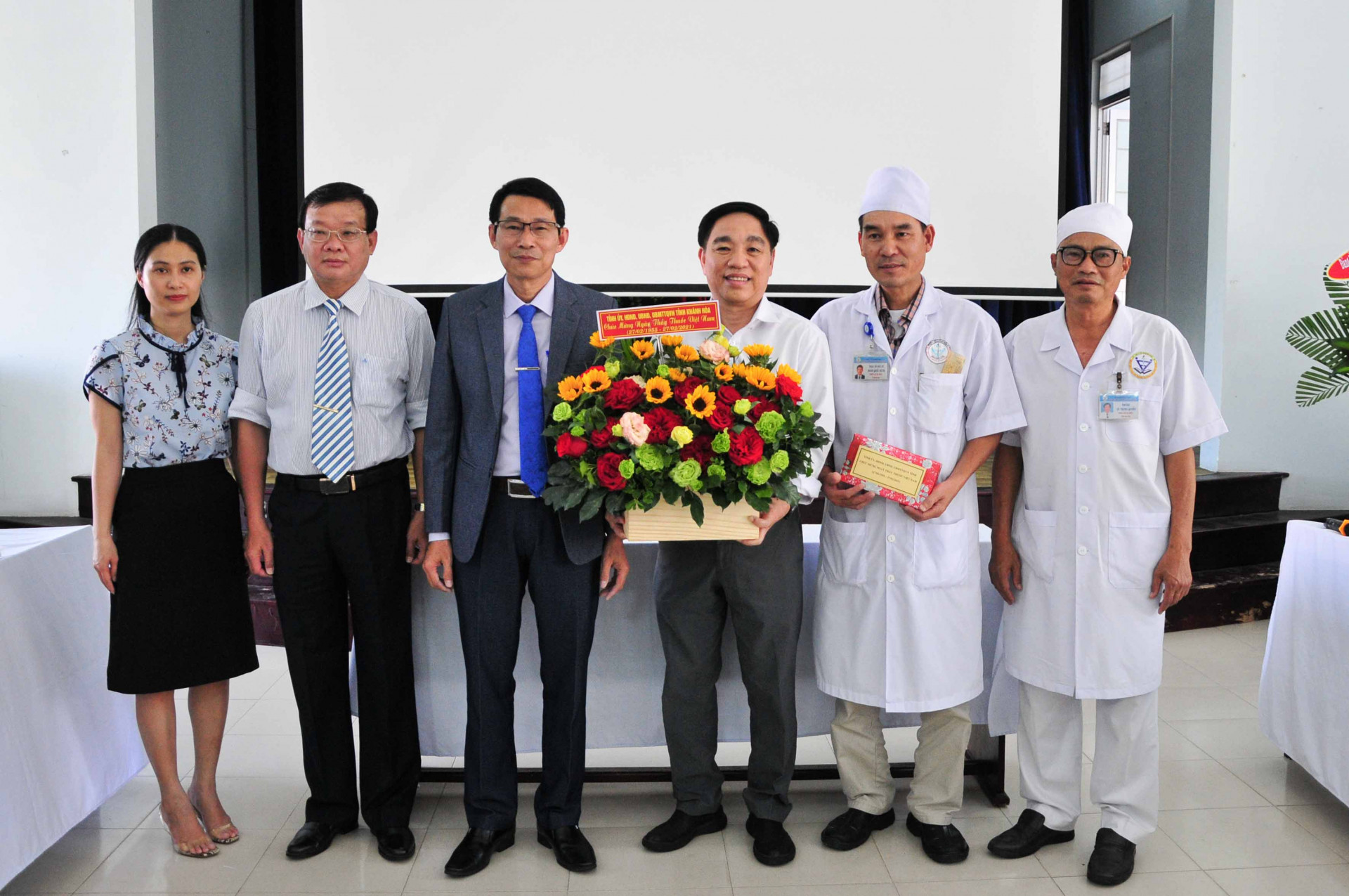 Đồng chí Đinh Văn Thiệu tặng hoa chúc mừng Bệnh viện Y học cổ truyền và Phục hồi chức năng tỉnh