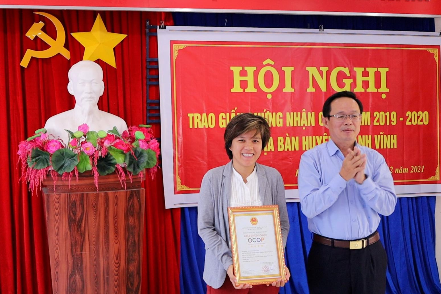 Chủ tịch UBND huyện Khánh Vĩnh trao chứng nhận OCOP đạt 4 sao của UBND tỉnh cho sản phẩm Dưa lưới ô xanh của công ty TNHH Nông nghiệp Thương mại bền vững Diệp Châu