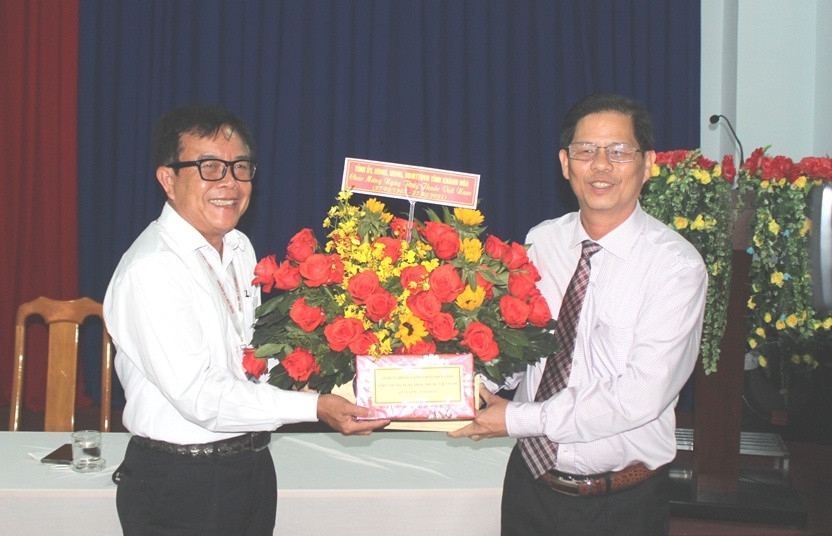  Ông Nguyễn Tấn Tuân tặng hoa chúc mừng Trung tâm Y tế huyện Vạn Ninh.