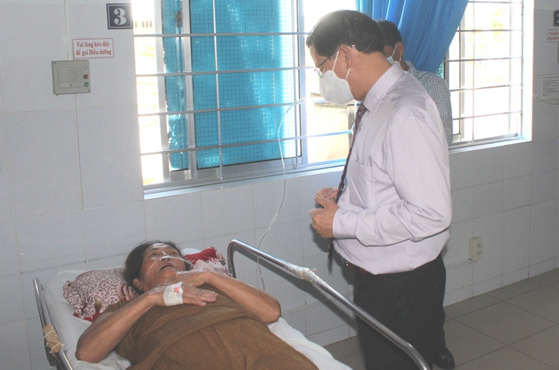 Ông Nguyễn Tấn Tuân thăm hỏi bệnh nhân đang điều trị tại Trung tâm Y tế huyện Vạn Ninh.