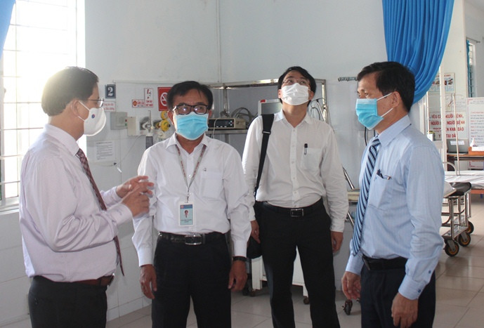 Ông Nguyễn Tấn Tuân thăm cơ sở vật chất Trung tâm Y tế huyện Vạn Ninh.