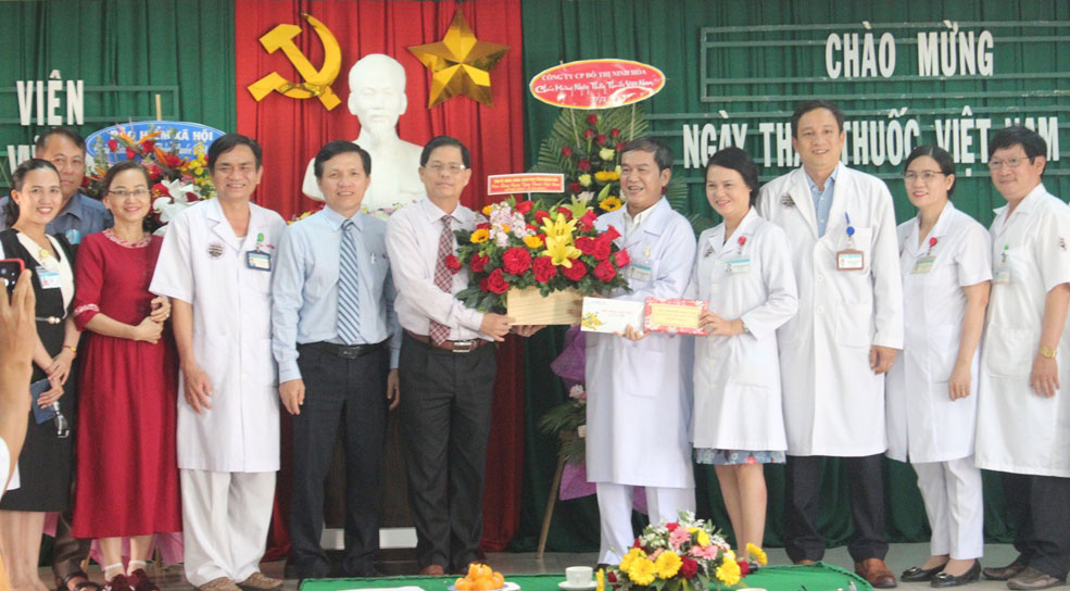 Ông Nguyễn Tấn Tuân tặng hoa chúc mừng và Bệnh viện Đa khoa Khu vực Ninh Hòa.