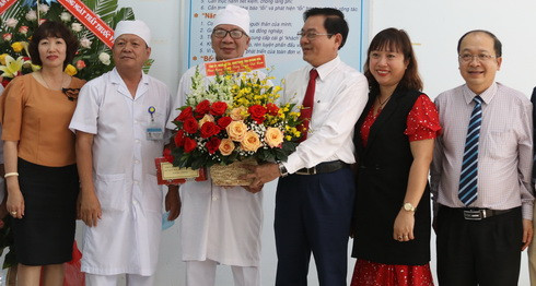 Ông Trần Mạnh Dũng chúc mừng tập thể cán bộ, các y, bác sĩ, nhân viên y tế, người lao động Trung tâm Y tế huyện Cam Lâm