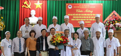 Ông Trần Mạnh Dũng chúc mừng tập thể cán bộ, các y, bác sĩ, nhân viên y tế, người lao động Bệnh viện Đa khoa khu vực Cam Ranh