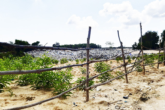 Bãi rác Dốc Đỏ của huyện Cam Lâm đã đóng cửa do quá tải, gây ô nhiễm môi trường.
