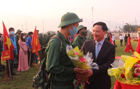Ông Nguyễn Khắc Định tặng hoa, động viên TN trước lúc lên đường nhập ngũ.