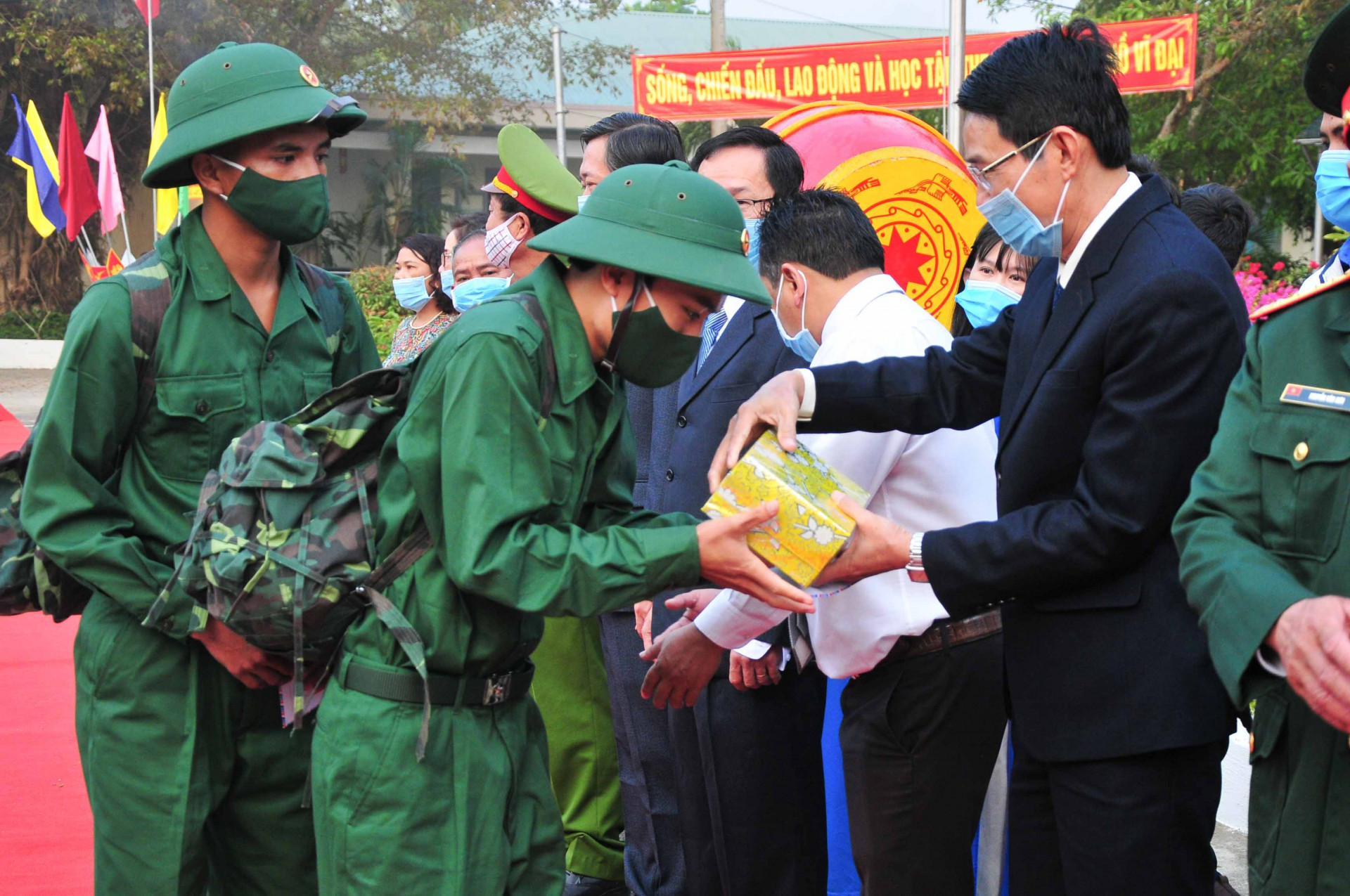 Ông Đinh Văn Thiệu - Phó Chủ tịch UBND tỉnh tặng quà động viên các tân binh