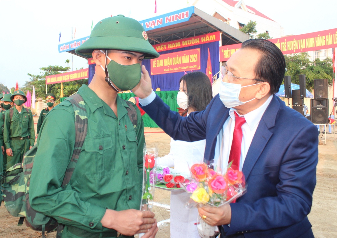 Ông Lê Hữu Hoàng tặng hoa, động viên các tân binh.