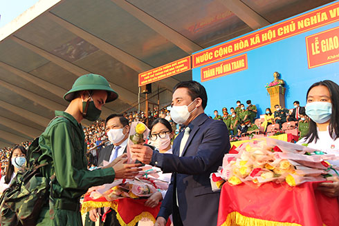 Ông Nguyễn Khắc Toàn tặng hoa, động viên thanh niên TP. Nha Trang lên đường nhập ngũ.