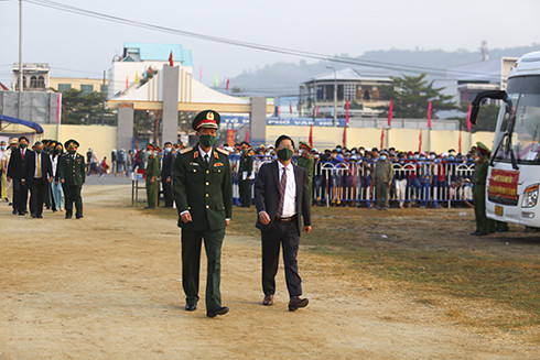 Lãnh đạo tỉnh Khánh Hòa và lãnh đạo Quân khu 5 đến dự buổi lễ giao nhận quân.