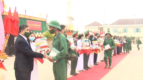 Lãnh đạo huyện Khánh Sơn tặng quà, động viên TN trước lúc lên đường nhập ngũ.