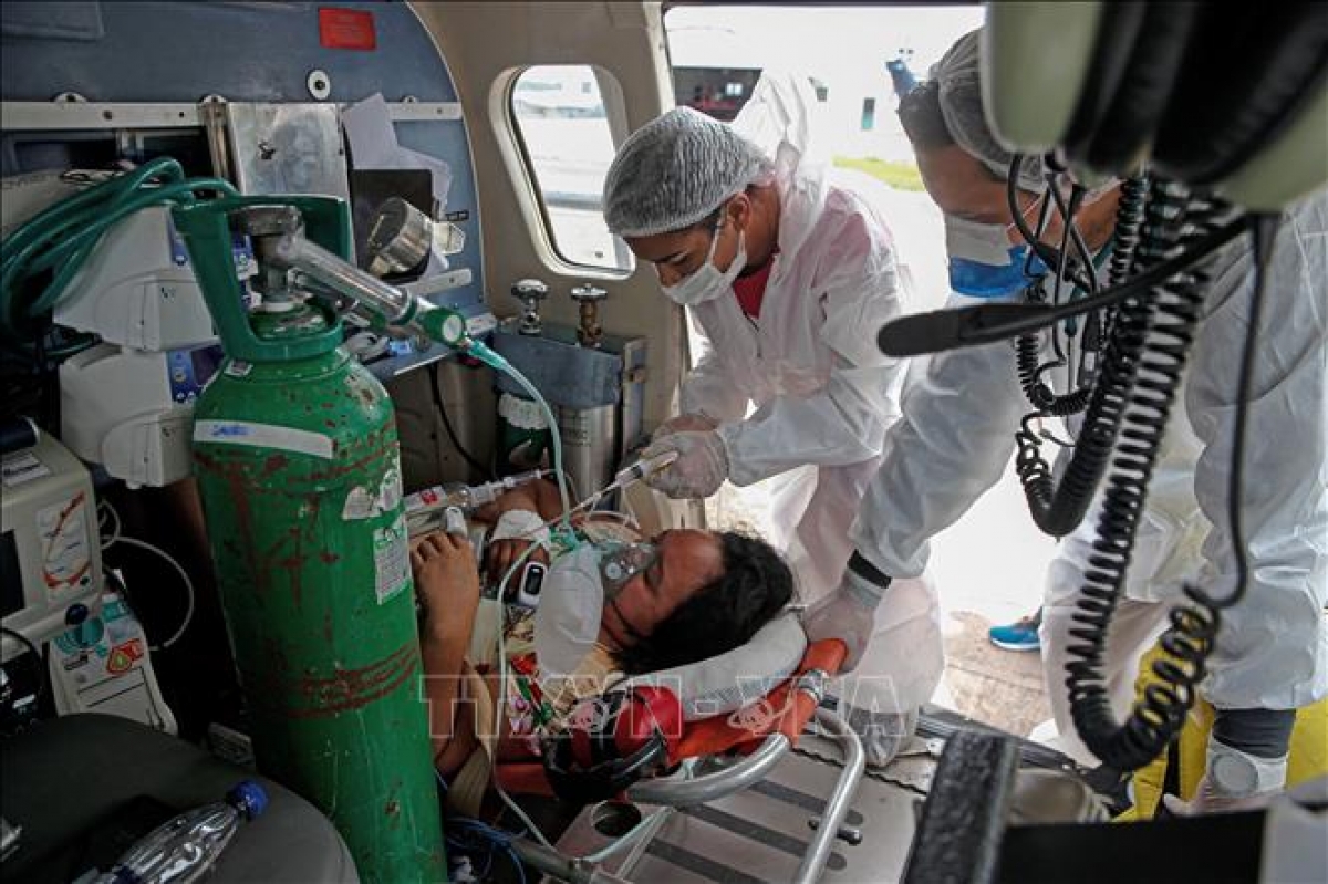 Chuyển bệnh nhân mắc COVID-19 tới bệnh viện ở Prainha do Itaituba, bang Para, Brazil. (Ảnh: AFP/TTXVN)