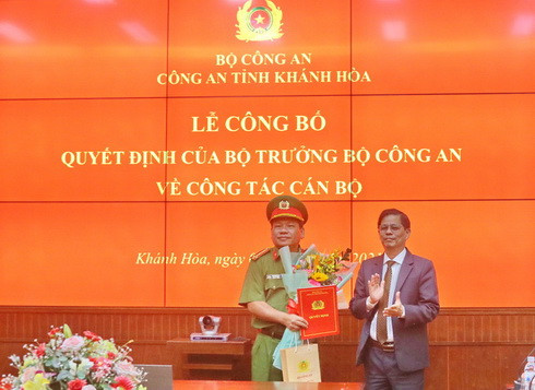 Ông Nguyễn Tấn Tuân trao quyết định của Bộ trưởng Bộ Công an về việc nghỉ công tác chờ hưởng chế độ hưu trí đối với Đại tá Võ Văn Dũng
