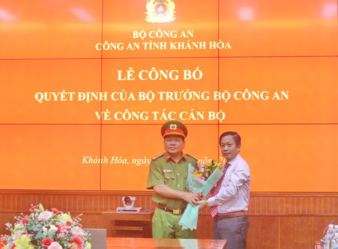 Phó Bí thư Tỉnh ủy Khánh Hòa Hà Quốc Trị tặng hoa, chúc mừng Đại tá Võ Văn Dũng