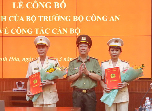 Đại tá Đào Xuân Lân trao các quyết định của Bộ trưởng Bộ Công an đới với Thượng tá Đỗ Thanh Tùng và Thượng tá Trần Thị Thu Hà