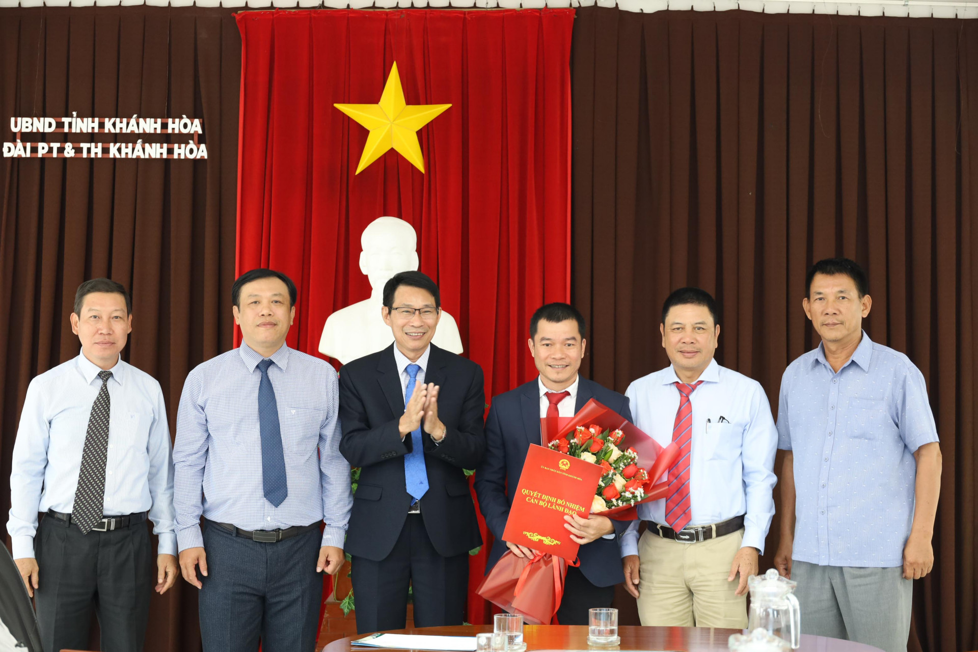 Ông Đinh Văn Thiệu trao quyết định bổ nhiệm cho ông Trần Minh Thảo.  