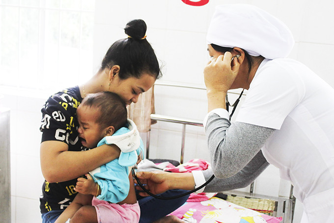 Khám sức khỏe cho trẻ ở Trung tâm Y tế huyện Khánh Vĩnh. 