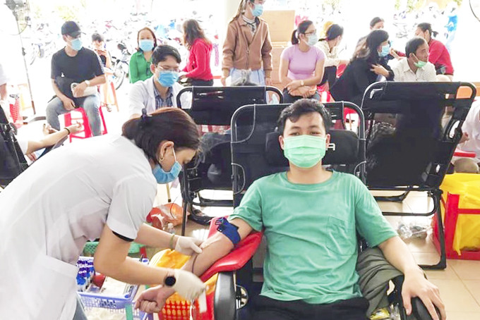 Người dân thị xã Ninh Hòa tham gia hiến máu tình nguyện.