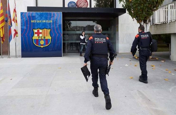 Cảnh sát tiến vào trụ sở Barca. Ảnh: SER