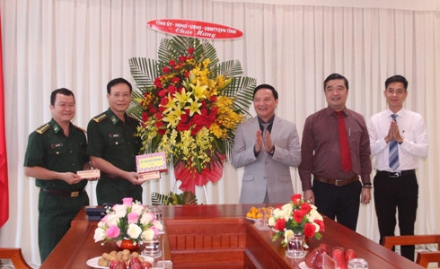 Ông Nguyễn Khắc Định trao hoa và quà tặng Bộ Chỉ huy BĐBP tỉnh.
