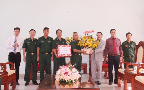 Ông Nguyễn Khắc Định trao hoa và quà tặng Đồn Biên phòng Cầu Bóng.