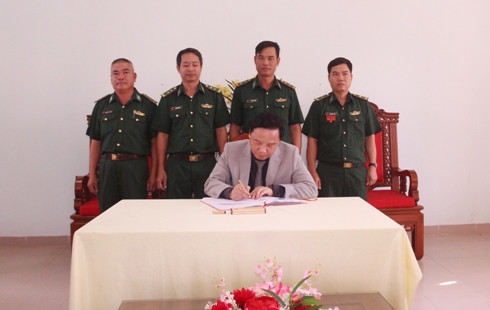 Ông Nguyễn Khắc Định ghi Sổ vàng truyền thống  của Đồn Biên phòng Cầu Bóng.