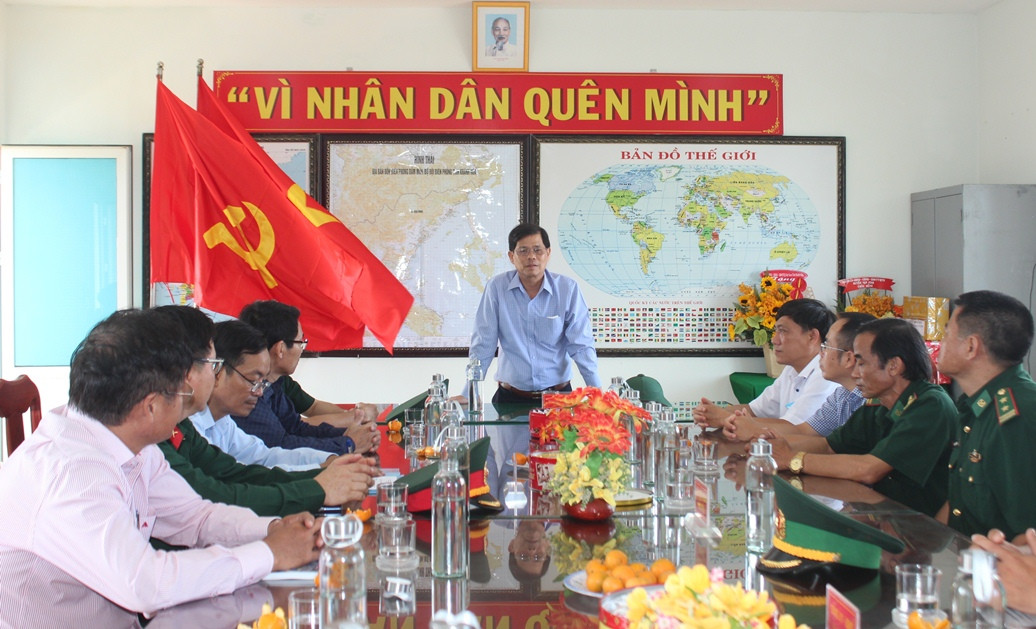 Ông Nguyễn Tấn Tuân phát biểu chúc mừng cán bộ, chiến sĩ Đồn biên phòng Đầm Môn.