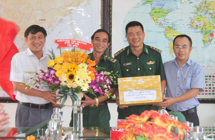 Ông Đàm Ngọc Quang - Chủ tịch UBND huyện Vạn Ninh tặng hoa, quà chúc mừng cán bộ, chiến sĩ Đồn biên phòng Đầm Môn.