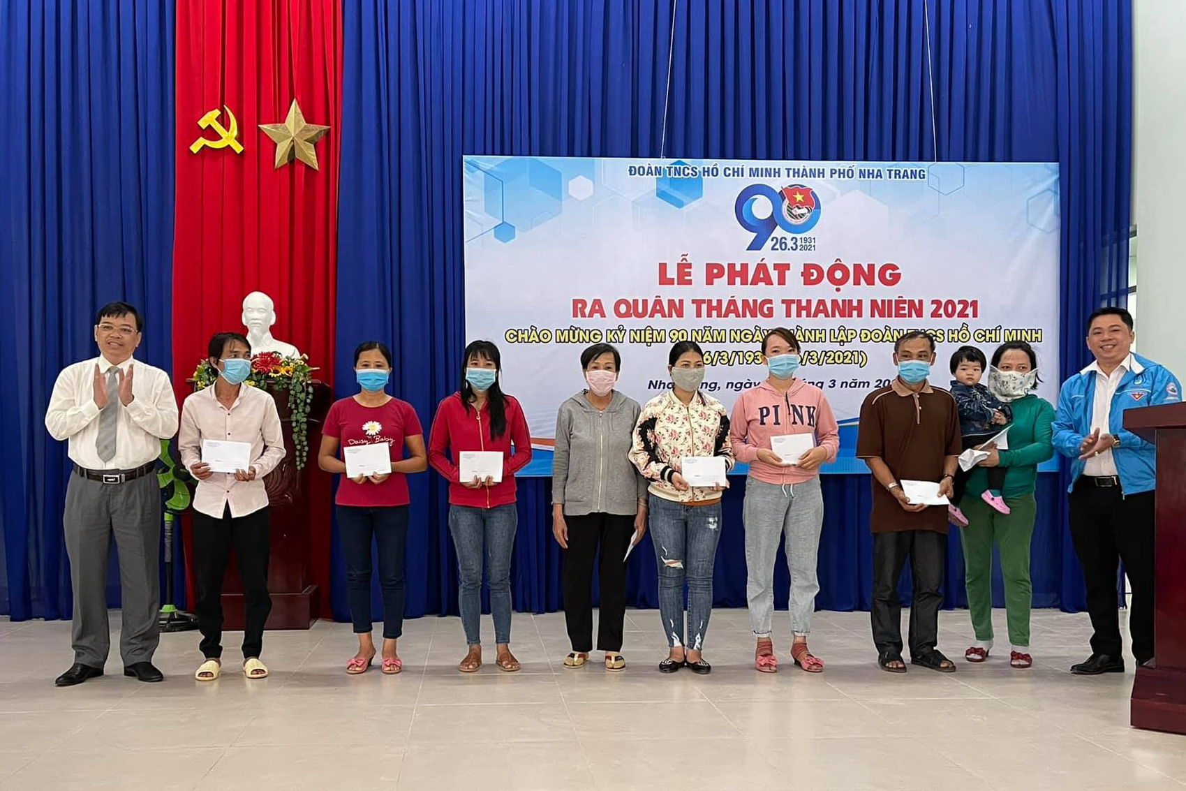Các đại biểu trao quà hỗ trợ người dân khó khăn xã Vĩnh Phương