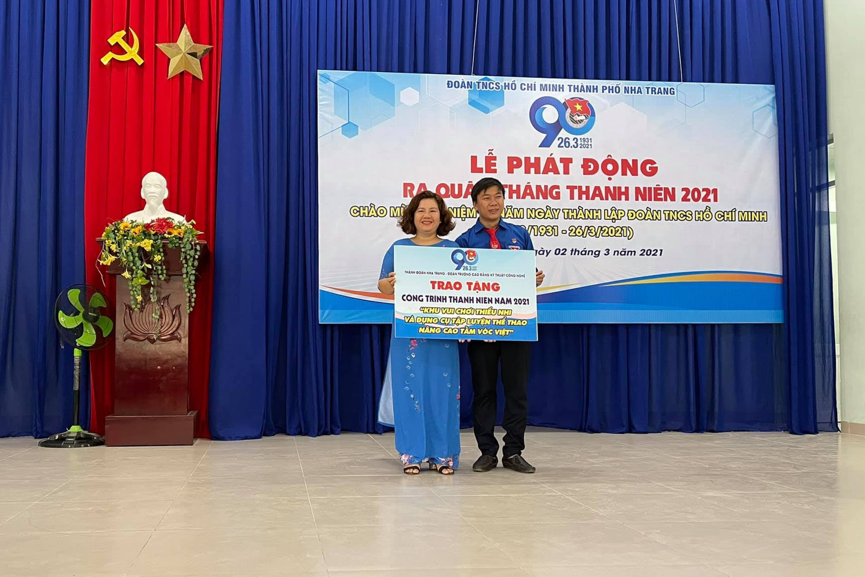 Thành đoàn Nha Trang trao biểu trưng công trình thanh niên cho Trường Tiểu học Vĩnh Phương 1