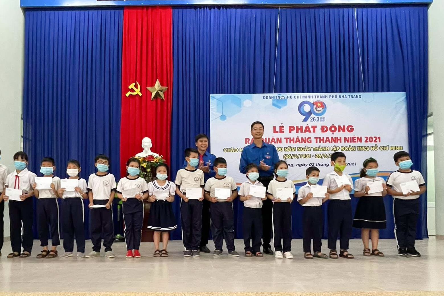 Trao học bổng cho các học sinh khó khăn của xã Vĩnh Phương