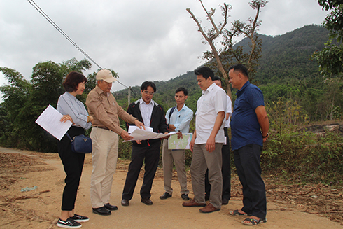 Ban Kinh tế - Ngân sách HĐND tỉnh khảo sát thực tế tại khu vực dự kiến xây dựng hồ chứa nước Sơn Trung.