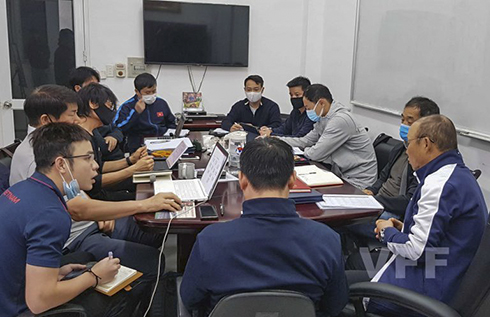 HLV Park Hang-Seo và các trợ lý họp rà soát các mục tiêu trong năm