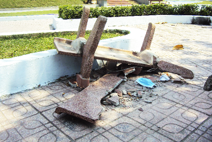 Cần di dời ghế ngồi bị gãy bể