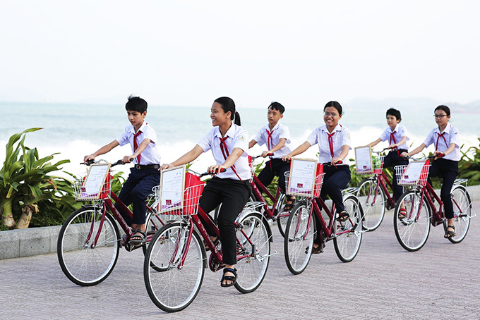 Các học sinh có hoàn cảnh khó khăn được tặng xe đạp. 