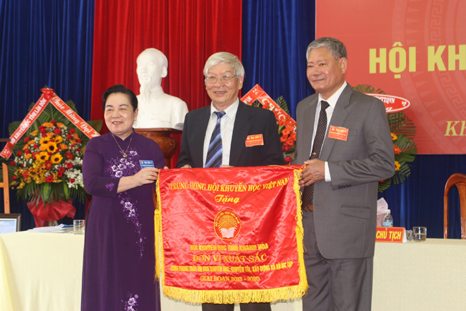 Bà Phạm Thị Hòe - Phó Chủ tịch Trung ương HKH Việt Nam tặng cờ thi đua xuất sắc cho Hội Khuyến học tỉnh