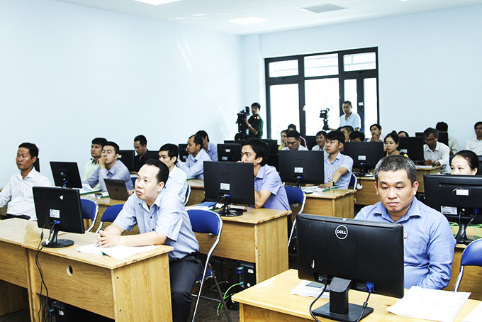 Học viên đến từ các cơ quan hành chính nhà nước của tỉnh tham gia lớp đào tạo về công nghệ thông tin. 