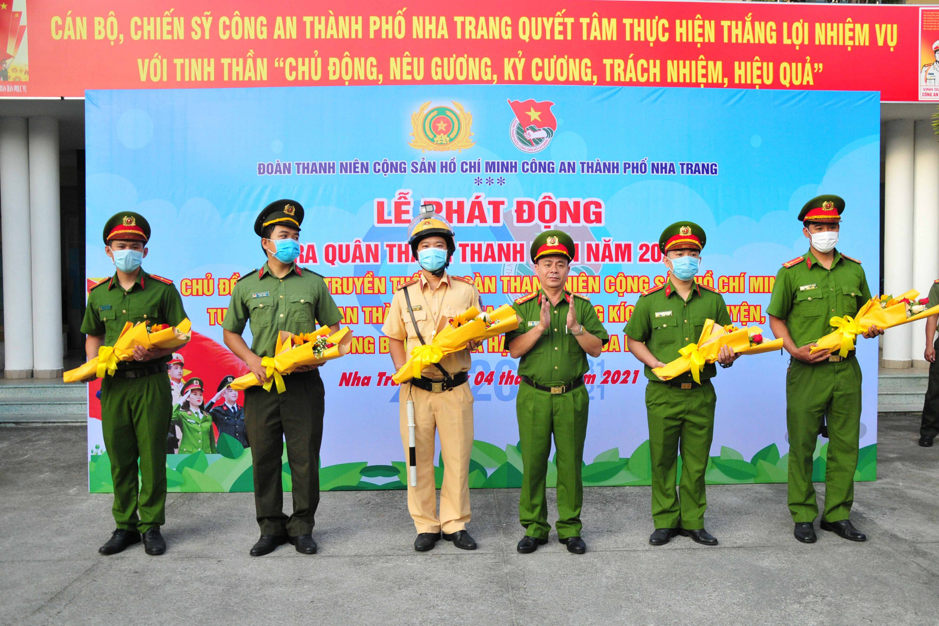 Lãnh đạo Công an TP. Nha Trang tặng hoa cho các đội hình thanh niên tình nguyện thực hiện nhiệm vụ trong Tháng Thanh niên