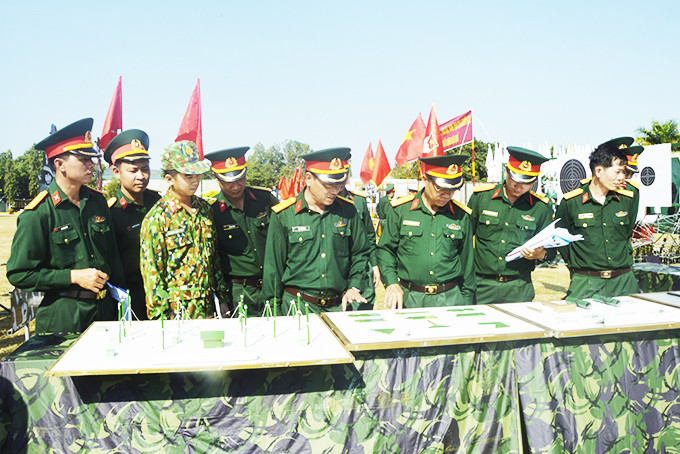 Cán bộ Bộ Chỉ huy Quân sự tỉnh kiểm tra mô hình học cụ, vật chất huấn luyện của các đơn vị.