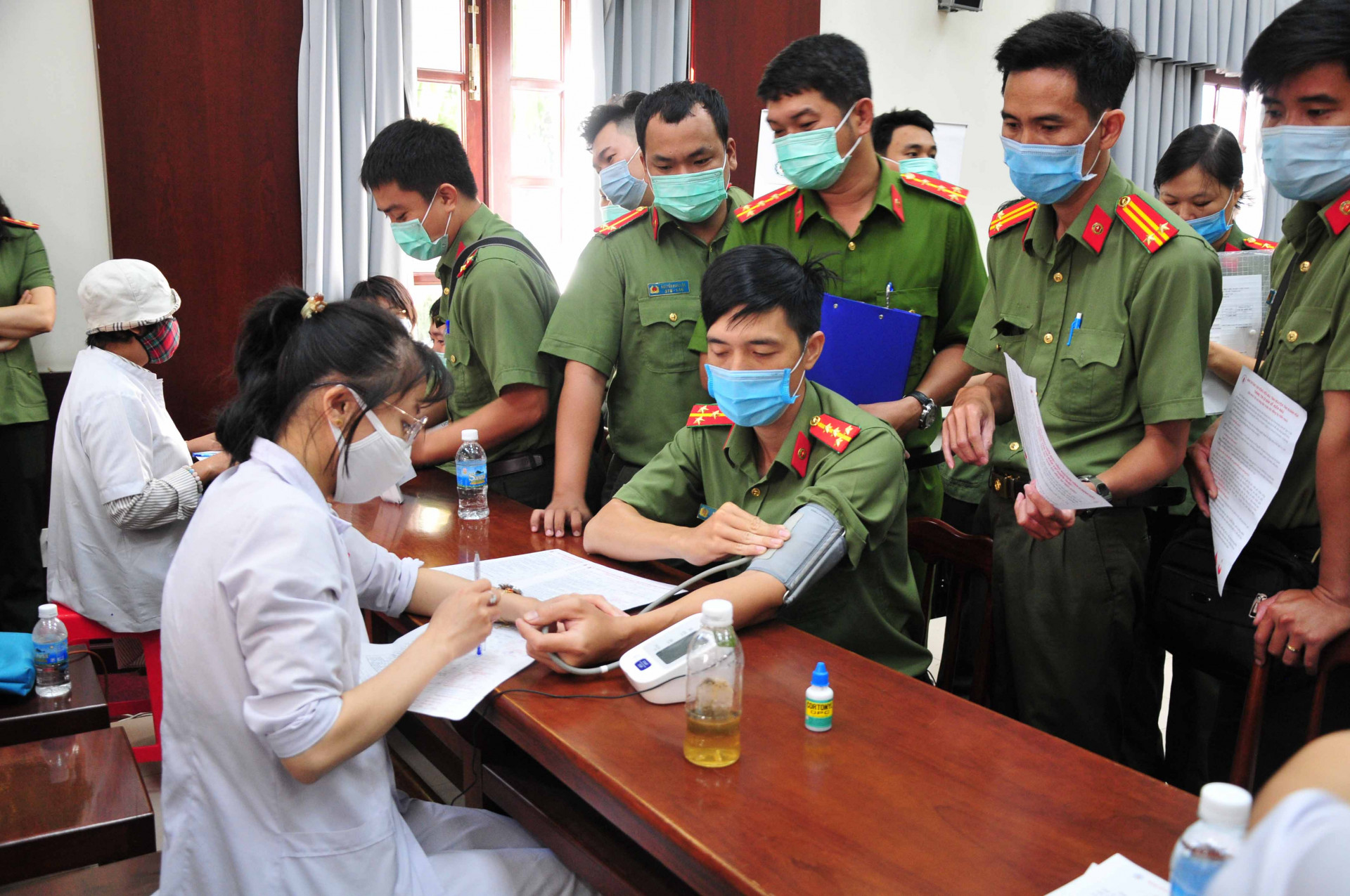 Các cán bộ, chiến sĩ kiểm tra sức khoẻ trước khi hiến máu