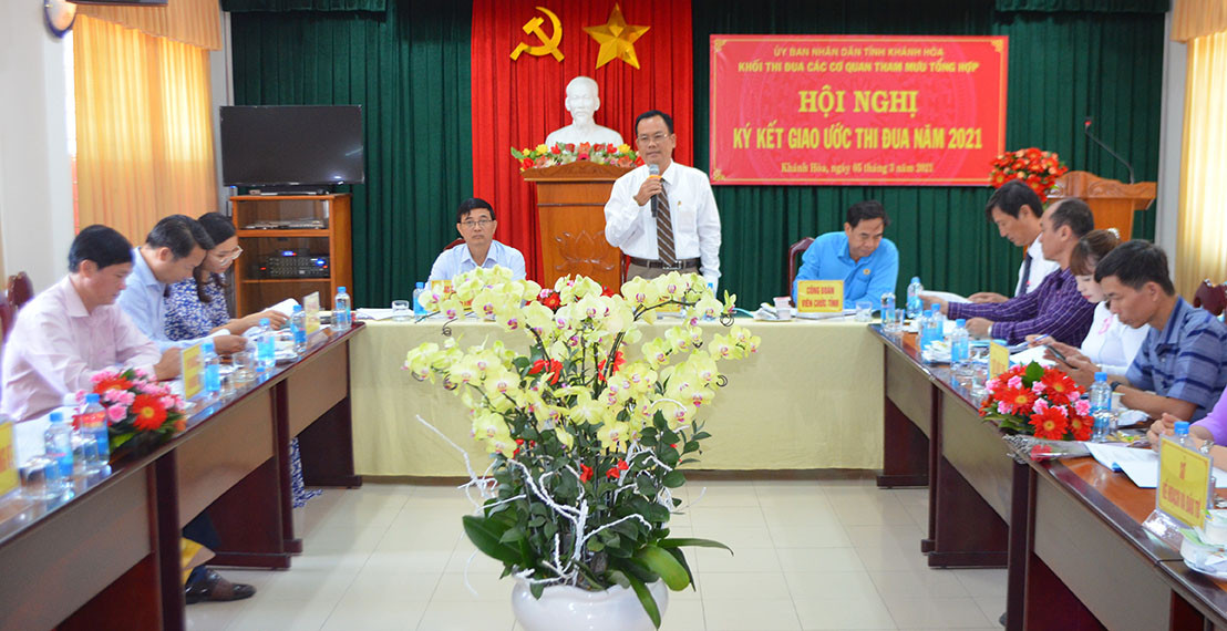 Ông Đặng Văn Tuấn - Trưởng Ban Dân tộc tỉnh đại điện đơn vị trưởng Khối phát biểu.