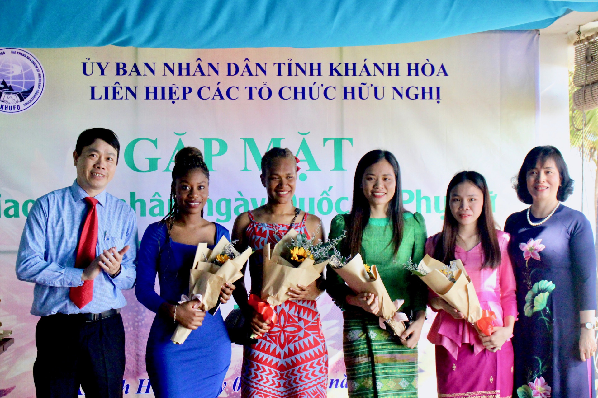 Nhóm học viên Lào đến từ Cộng hòa Haiti, Cộng hòa Vanuatu nhận hoa nhân ngày 8-3