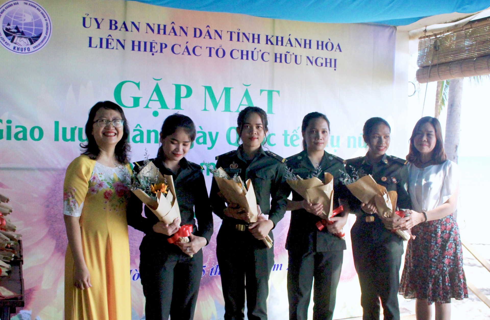 Tặng hoa cho nhóm nữ học viên Campuchia, trường Sỹ quan thông tin